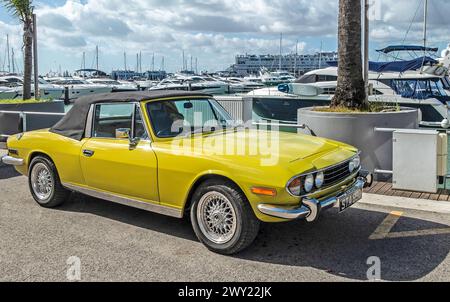Un cabriolet Triumph Stag jaune deux places, à capote souple, sur le quai à Vilamoua, au Portugal. Fabriqué par British Leyland. Banque D'Images