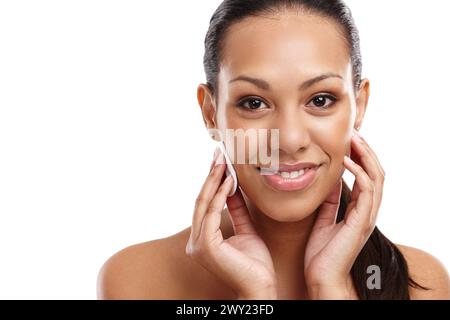 Soins de la peau, démaquillage et portrait de femme avec tampon de coton pour la dermatologie, le bien-être ou les cosmétiques sur fond blanc. Beauté, main et modèle pour Banque D'Images