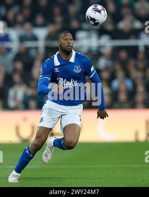 Everton's Beto lors du match de premier League entre Newcastle United et Everton à préparé James's Park, Newcastle le mardi 2 avril 2024. (Photo : Mark Fletcher | mi News) crédit : MI News & Sport /Alamy Live News Banque D'Images