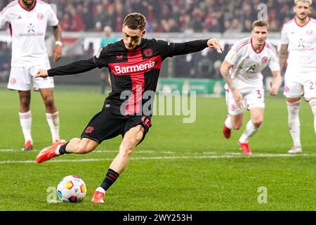 Leverkusen, Allemagne. 03rd Apr, 2024. LEVERKUSEN, ALLEMAGNE - 3 AVRIL : Florian Wirtz de Bayer 04 Leverkusen tire un penalty et marque un but lors de la DFB Cup : match de demi-finale entre Bayer 04 Leverkusen et Fortuna Düsseldorf à BayArena le 3 avril 2024 à Leverkusen, Allemagne. (Photo de Joris Verwijst/Agence BSR) crédit : Agence BSR/Alamy Live News Banque D'Images