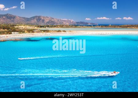 Bateau de vitesse dans l'eau bleue transparente et plage de sable blanc Banque D'Images