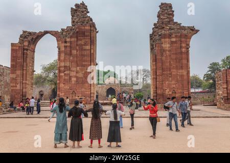 Mosquée Qutub, mosquée Quwwat-ul-Islam, complexe Qutb Minar, New Delhi, Inde Banque D'Images