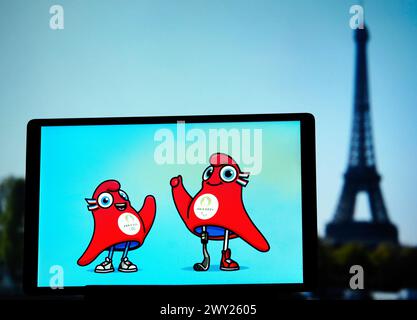 Allemagne - 3 avril 2024 : dans cette illustration photo, le phryge olympique (à gauche), la mascotte officielle des Jeux Olympiques, et le phryge paralympique (à droite Banque D'Images