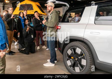 Les amateurs de véhicules électriques Rivian en admiration devant un prototype du Rivian R2 à Rivian Spaces dans le Meatpacking District de New York le mercredi 27 mars 2024. Rivian a annoncé avoir reçu plus de 68 000 réservations pour le nouveau 45 000 $ ev qui ne sera pas mis en production avant le premier semestre 2026. (© Richard B. Levine) Banque D'Images