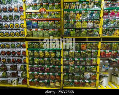 Paquets de fleurs et de graines de légumes de marque Burpee en vente dans un magasin d'articles ménagers à New York le mardi 26 mars 2024. (© Richard B. Levine) Banque D'Images