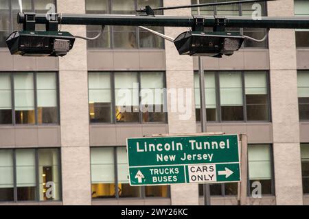 Scanners de tarification de la congestion installés à l’extérieur du tunnel Lincoln à New York, vus le jeudi 28 mars 2024. Le conseil d'administration de la MTA a approuvé la tarification de la congestion pour les conducteurs entrant à Manhattan au sud de la 60th St, qui devrait commencer vers le 15 juin. (© Richard B. Levine) Banque D'Images