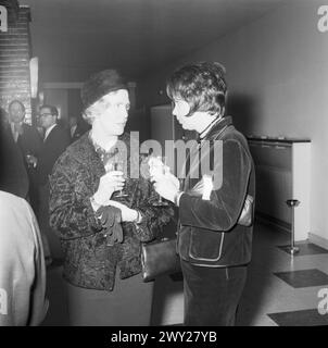 Anlässlich der Wiederaufstellung der Plastik DIE NACHT von Georg Kolbe im Haus des Rundfunks in der Massurenallee, Berlin 1965. Banque D'Images