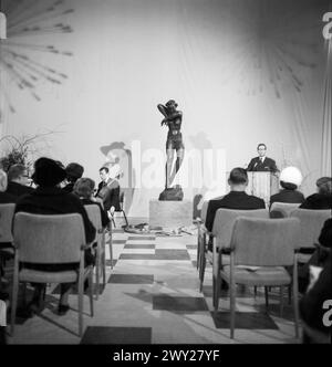 Anlässlich der Wiederaufstellung der Plastik DIE NACHT von Georg Kolbe im Haus des Rundfunks in der Massurenallee, Berlin 1965. Banque D'Images