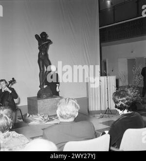 Anlässlich der Wiederaufstellung der Plastik DIE NACHT von Georg Kolbe im Haus des Rundfunks in der Massurenallee, Berlin 1965. Banque D'Images