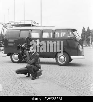 Ausländischer Volontär des SFB, Originalbeschriftung : 'Inder Gomez an der Kamera', Berlin 1962 Banque D'Images