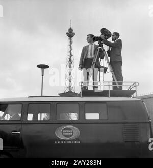 Ausländischer Volontär des SFB (R.), Originalbeschriftung : 'Inder Gomez an der Kamera', Berlin 1962 Banque D'Images