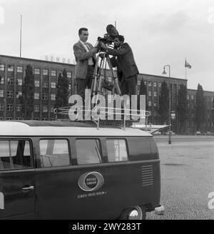 Ausländischer Volontär des SFB (R.), Originalbeschriftung : 'Inder Gomez an der Kamera', Berlin 1962 Banque D'Images