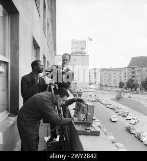 Ausländischer Volontär des SFB (L.), Originalbeschriftung : 'Neger an der Kamera', Berlin 1962 Banque D'Images