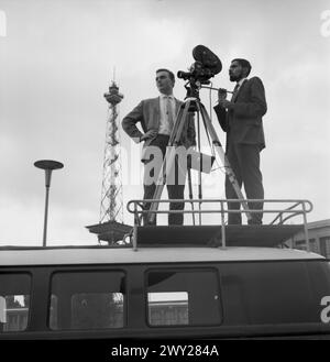 Ausländischer Volontär des SFB (R.), Originalbeschriftung : 'Inder Gomez an der Kamera', Berlin 1962 Banque D'Images