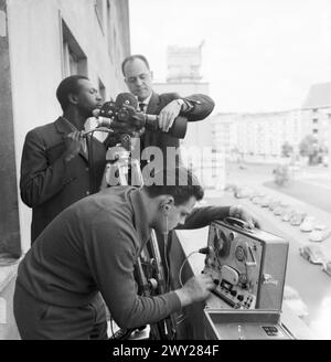 Ausländischer Volontär des SFB (L.), Originalbeschriftung : 'Neger an der Kamera', Berlin 1962 Banque D'Images