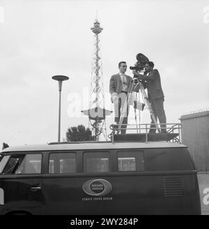 Ausländischer Volontär des SFB (R.), Originalbeschriftung : 'Inder Gomez an der Kamera', Berlin 1962 Banque D'Images