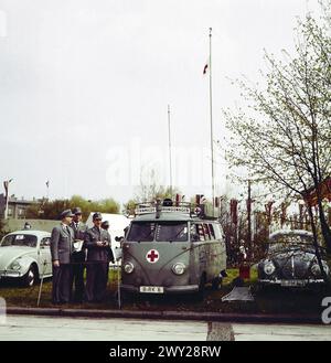 Krankentransport des DRK - originale Bildunterschrift : DRK mit VW-Bussen im Einsatz AM 1,5.1963, Deutschland Berlin. Banque D'Images