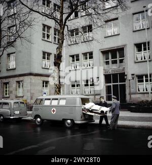 Krankentransport des DRK - originale Bildunterschrift : Überführung von Unfallverltzten Westberlinern auf der Ostzonen-Autobahn in das Städt. Krankenhaus Wilmersdorf, Allemagne Berlin 1963. Banque D'Images