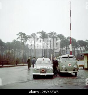 Krankentransport des DRK - originale Bildunterschrift : Überführung von Unfallverltzten Westberlinern auf der Ostzonen-Autobahn in das Städt. Krankenhaus Wilmersdorf, Allemagne Berlin 1963. Banque D'Images