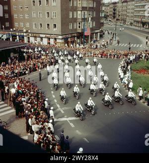 Anlass Besuch John F. Kennedy in Berlin - Sender Freies Berlin SFB - US-Präsident Kennedy durchquert mit seiner Kolonne Berlin. Motorrad-Kolonne, Deutschland 1963. Banque D'Images