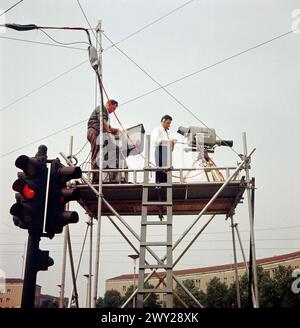 Anlass Besuch John F. Kennedy in Berlin - Sender Freies Berlin SFB - Fernsehkamera im Einsatz auf Gerüst, Deutschland 1963. Banque D'Images