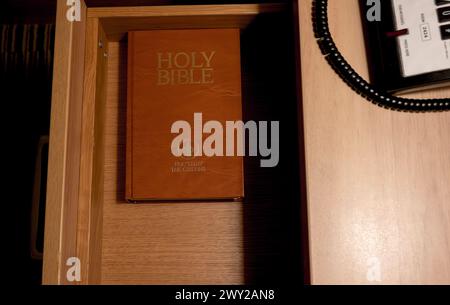 Sainte Bible dans le tiroir de la chambre d'hôtel Banque D'Images