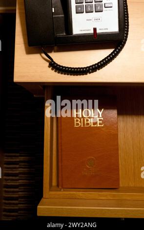 Sainte Bible dans le tiroir de la chambre d'hôtel Banque D'Images