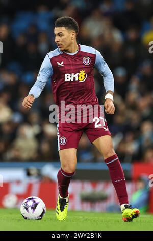 Morgan Rogers d'Aston Villa fait une pause avec le ballon lors du match de premier League Manchester City vs Aston Villa au stade Etihad, Manchester, Royaume-Uni, le 3 avril 2024 (photo de Mark Cosgrove/News images) Banque D'Images