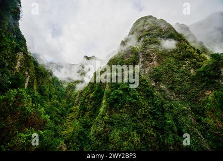 Vue depuis Levada do Caldeirão Verde Hike (PR9) sur l'île de Madère, Portugal, Europe Banque D'Images