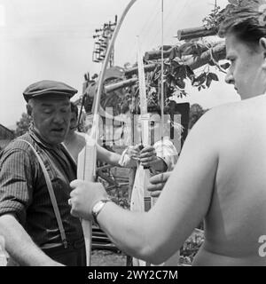 Ferien vom Ich, Spielfilm, Deutschland 1963, Regisseur Hans Grimm (?) Und Crew mit Bogen am set BEI den Dreharbeiten Banque D'Images