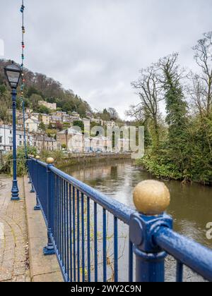 La promenade de Matlock Bath dans le Derbyshire photographiée le long des rives de la rivière Derwent vue en avril 2024. Banque D'Images