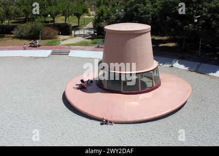 Valence, Espagne - 15 mai 2014 : les gens se reposent sur le bord d'un chapeau à grande échelle sur l'aire de jeux pour enfants Gulliver Park Banque D'Images