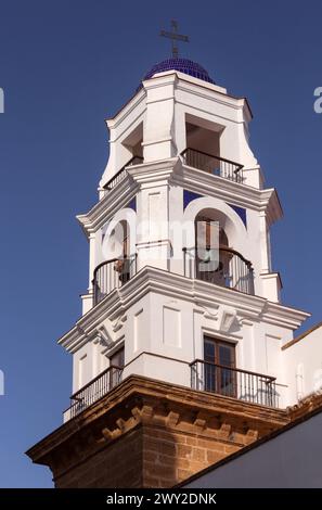 Vue du clocher de la cathédrale de la Sainte Croix contre le ciel bleu à l'aube. Cadix. Espagne. Andalousie. Banque D'Images