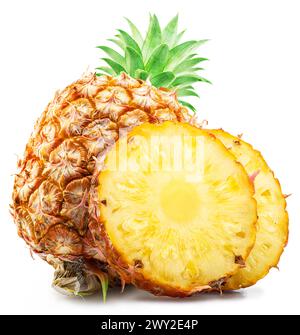 Ananas mûr et tranches d'ananas isolées sur fond blanc. Le fichier contient un chemin de détourage. Banque D'Images
