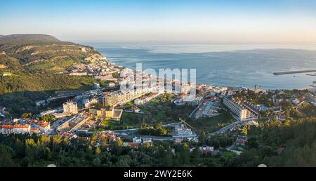 Drone vue aérienne sur Sesimbra, ville de pêcheurs dans le district de Setubal au Portugal. Banque D'Images