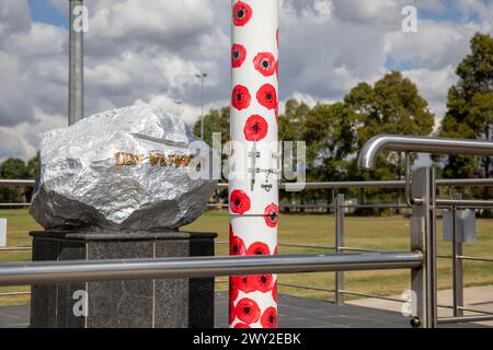 Mémorial de guerre australien, dans le centenaire de la réserve Anzac sur la frontière de la banlieue de Kellyville Castle Hill avec des coquelicots sur le mât et la pierre, Nouvelle-Galles du Sud Banque D'Images