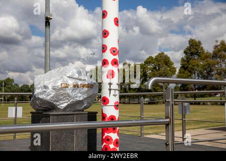 Mémorial de guerre australien, dans le centenaire de la réserve Anzac sur la frontière de la banlieue de Kellyville Castle Hill avec des coquelicots sur le mât et la pierre, Nouvelle-Galles du Sud Banque D'Images