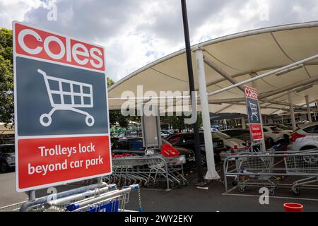 Coles supermarché en Australie, Coles a mis en place une technologie pour verrouiller les roues des chariots de supermarché s'ils quittent le parking pour réduire le vol Banque D'Images