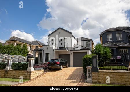 Maisons australiennes individuelles modernes dans la banlieue de Sydney de Parklea, voiture garée dans l'allée, garage double, NSW, Australie, 2024 Banque D'Images