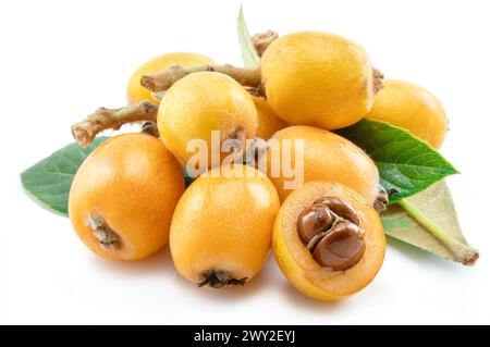 Fruits mûrs parfaits loquats avec des feuilles vertes isolés sur fond blanc. Banque D'Images