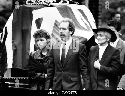 DEBBIE TURLEY FIANCÉE DU SOLDAT STEPHEN CUMMINS ASSASSINÉ PAR L'IRA, À SES FUNÉRAILLES , AVEC SES PARENTS GEOFF ET SHEILA CUMMINS MARS 1989 PIC MIKE WALKER 1989 Banque D'Images