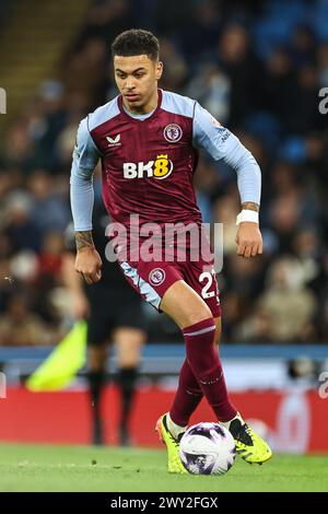 Morgan Rogers d'Aston Villa fait une pause avec le ballon lors du match de premier League Manchester City vs Aston Villa au stade Etihad, Manchester, Royaume-Uni, le 3 avril 2024 (photo de Mark Cosgrove/News images) Banque D'Images