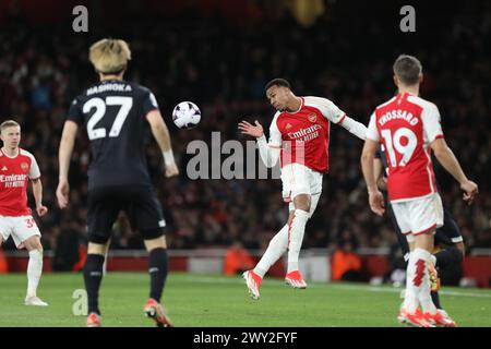 Londres, Royaume-Uni. 03rd Apr, 2024. Gabriel d'Arsenal dirige le ballon lors du match de premier League entre Arsenal et Luton Town à l'Emirates Stadium, Londres, Angleterre, le 3 avril 2024. Photo de Joshua Smith. Utilisation éditoriale uniquement, licence requise pour une utilisation commerciale. Aucune utilisation dans les Paris, les jeux ou les publications d'un club/ligue/joueur. Crédit : UK Sports pics Ltd/Alamy Live News Banque D'Images