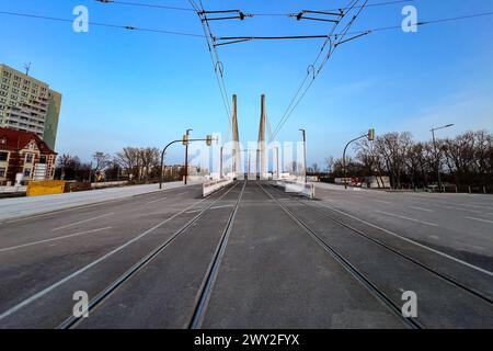 Freigabe der Königin-Editha-Brücke in Magdeburg Sachsen-Anhalt über die Zollelbe für alle Verkehrsarten, ist ein weiterer Abschnitt des Großbauprojektes fertig geworden. AB März steht die erste der beiden neuen Brücken sowohl für den Kfz-Verkehr als auch für Fußgängerinnen und Fußgänger sowie Radfahrerinnen und Radfahrer zur Verfügung. Zudem wird es über die neue Anbindung der Straße, am Winterhafen eine weitere Möglichkeit geben, den Stadtpark zu erreichen. Die Inbetriebnahme der neuen Straßenbahnhaltestelle Zollbrücke auf der Brücke, um diese vom südlichen Werder aus direkt erreichen zu könn Banque D'Images