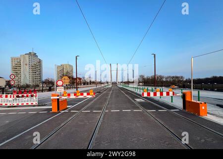 Freigabe der Königin-Editha-Brücke in Magdeburg Sachsen-Anhalt über die Zollelbe für alle Verkehrsarten, ist ein weiterer Abschnitt des Großbauprojektes fertig geworden. AB März steht die erste der beiden neuen Brücken sowohl für den Kfz-Verkehr als auch für Fußgängerinnen und Fußgänger sowie Radfahrerinnen und Radfahrer zur Verfügung. Zudem wird es über die neue Anbindung der Straße, am Winterhafen eine weitere Möglichkeit geben, den Stadtpark zu erreichen. Die Inbetriebnahme der neuen Straßenbahnhaltestelle Zollbrücke auf der Brücke, um diese vom südlichen Werder aus direkt erreichen zu könn Banque D'Images