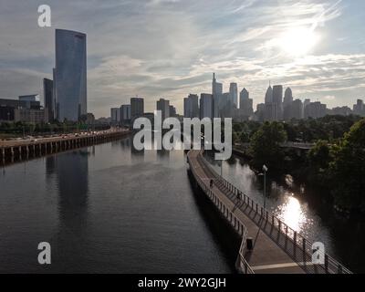 Les tours de Center City et University City à Philadelphie s'élèvent le long de la rivière Schuylkill, vu du pont de South Street. Banque D'Images