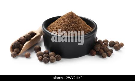 Poivre de piment moulu dans un bol, grains et cuillère isolés sur blanc Banque D'Images