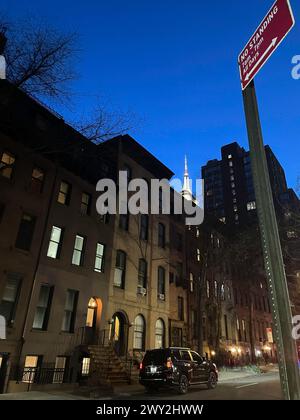 Une soirée à Murray Hill avec l'Empire State Building éclairé en arrière-plan, E. 37th offert 2024, New York City, USA Banque D'Images