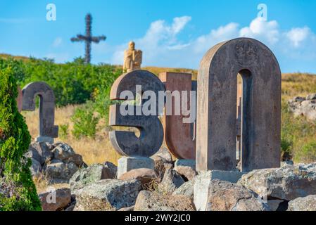 Monument de l'alphabet arménien pendant une journée ensoleillée Banque D'Images