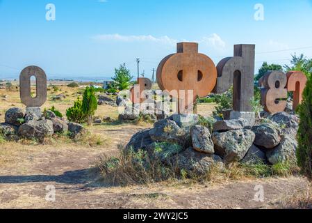 Monument de l'alphabet arménien pendant une journée ensoleillée Banque D'Images